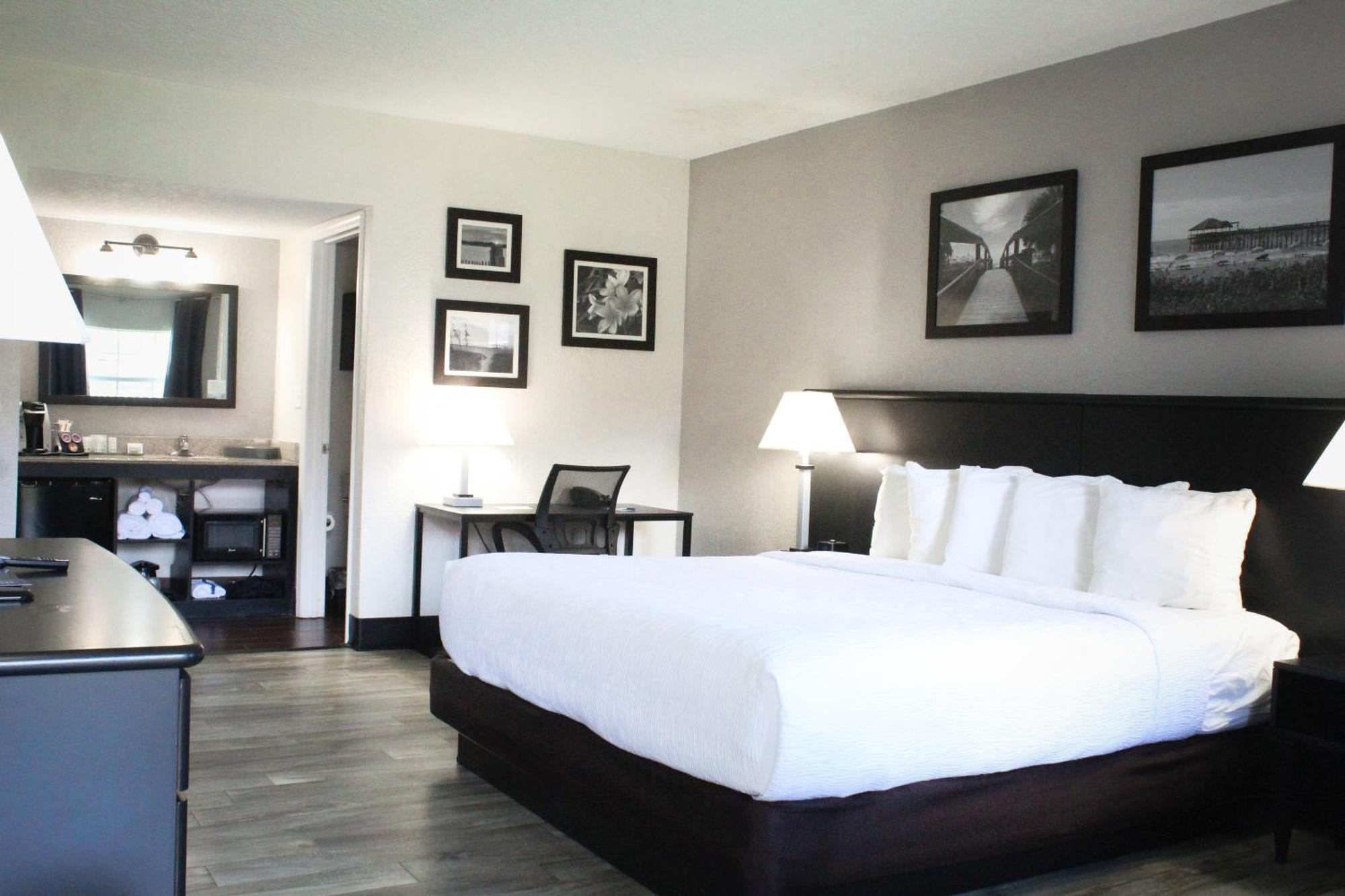 1 King Bed, Deluxe Room, Courtyard/Pool View Room, Non-Smoking